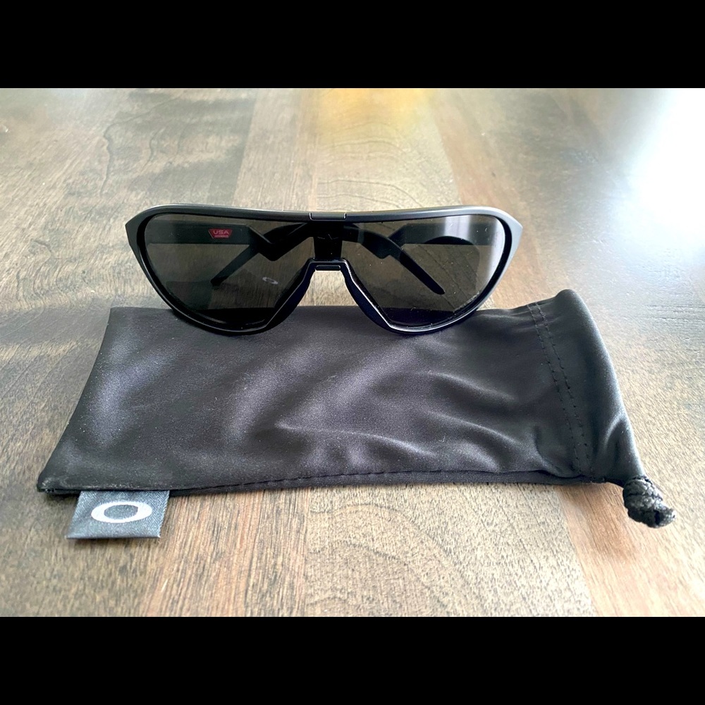 Brand NEW!!! Bought directly from Oakley Site! They are smaller frame glasses.